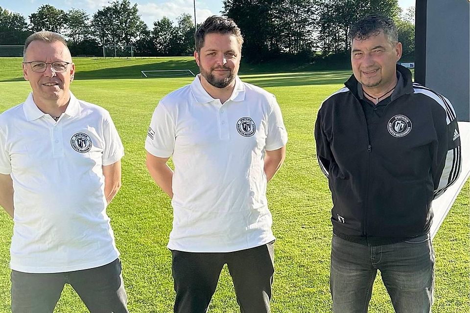 Abteilungsleiter Michael Rösler (l.) und SVA-Präsident Klaus Trinkl (r.) stellen Trainer Alexander Englisch vor.