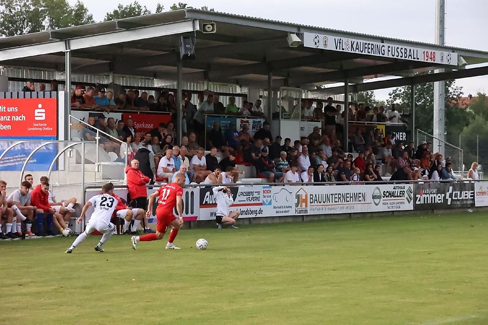 Ordentliche Kulisse: Die Zuschauer in  Kaufering machten sich lautstark bemerkbar, doch davon ließen sich Sebastian Löser (Nummer 11, hier verfolgt von Manuel Detmar) und der TSV 1865 nicht beirren.