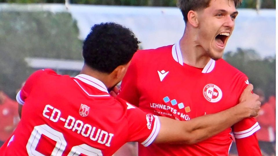Freude pur: Maddox Stadel feiert seinen Ausgleichstreffer. Teamkollege Ayman Ed-Daoudi gratuliert.