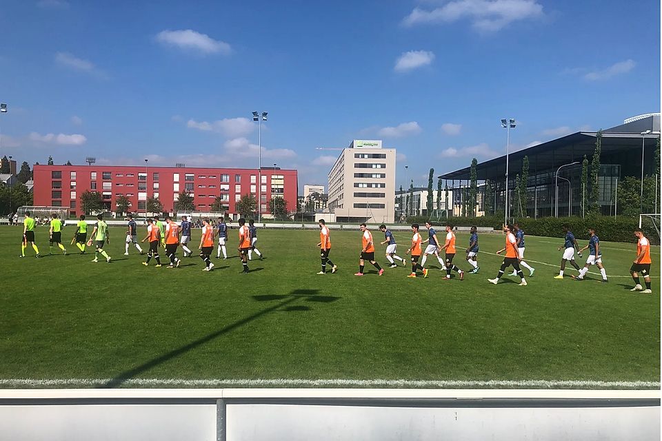 Die Spieler von Zürich City und Dübendorf laufen zum letzten Saison-Gruppenspiel auf.