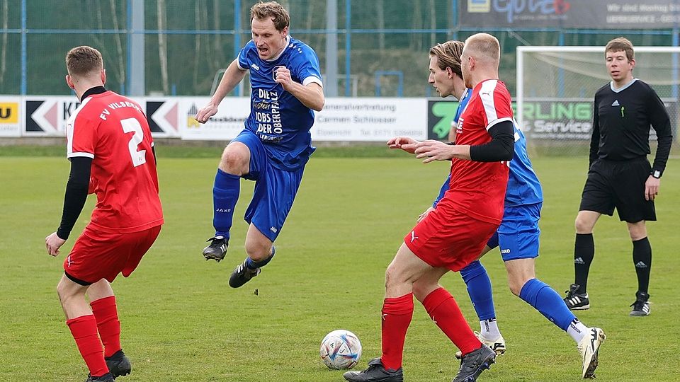 Spielertrainer Andy Wendl hebt ab: Der SV Etzenricht startet mit einem Heimspiel gegen Schmidmühlen in die Punkterunde.