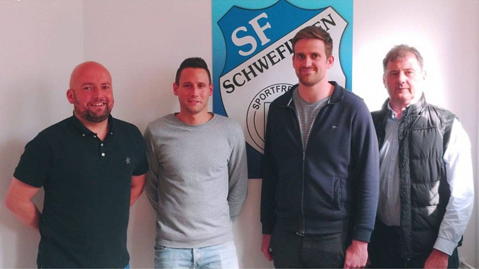 Trainer Daniel Vehring (links) und Obmann Helmut Grote (rechts) mit Dirk Wessels (zweiter von links) und Jonas Lammers. - Foto: SF Schwefingen.