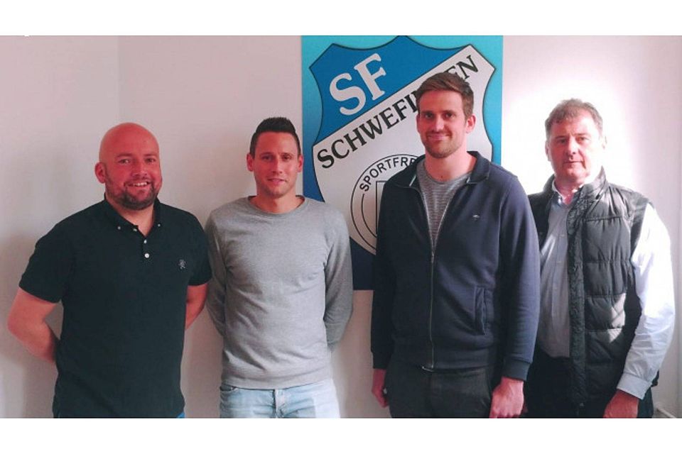 Trainer Daniel Vehring (links) und Obmann Helmut Grote (rechts) mit Dirk Wessels (zweiter von links) und Jonas Lammers. - Foto: SF Schwefingen.