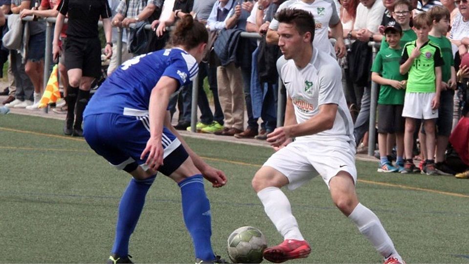 Vor vielen Zuschauern hat die TuS Marienborn in den vergangenen Wochen häufig gespielt, wie hier gegen Viktoria Herxheim. In Rodenbach werden Lukas Harden (rechts)  und seine Mitspieler erneut vor einer großen Kulisse spielen.	Foto: hbz/Judith Wallerius