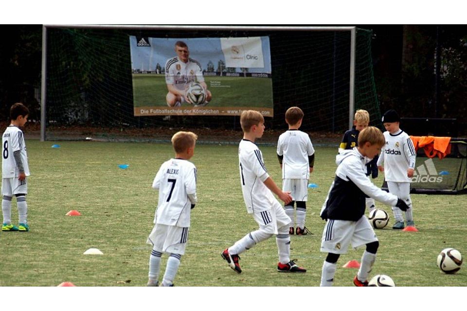 Zaubern im Trikot der "Königlichen" heißt es im Juni für viele Kinder auf dem Gelände der SpVgg Niederalteich. Nationalspieler Toni Kroos (Plakat) ist Botschafter der offiziellen Real Madrid-Fußballschule. F: Jankowski