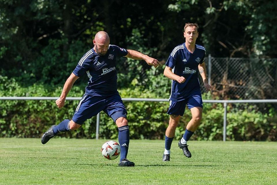 Spielertrainer Lucas Oppermann erzielte nach 20 Minuten das vermeintliche 1:0, das jedoch von Schiedsrichter Hautzel aufgrund einer Abseitsstellung im Sichtfeld des Torhüters aberkannt wurde. Im Gegenzug gelang den Gästen die Führung. (Archiv)	Foto: Joaquim Ferreira