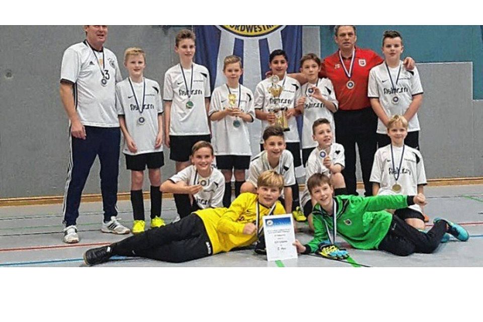 Die D-Junioren des ESV Schwerin haben sich in Grevesmühlen die Futsal-Krone aufgesetzt und den Titel gewonnen. Privat