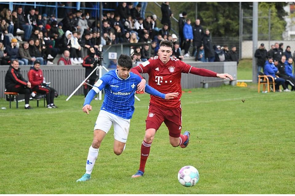 Durchgesetzt: Der SV Darmstadt 98 (links Torschütze Fabio Torsiello) kam in der Bundesliga der A-Junioren zum ersten Sieg gegen Bayern München überhaupt. 	Foto: Jens Dörr