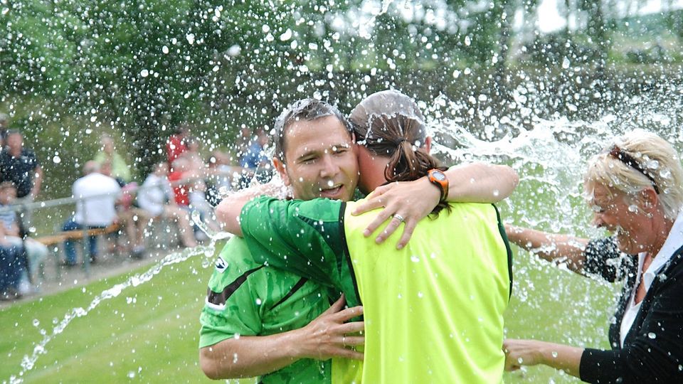Glückliche Großbardorfer auf einem der schönsten Spritzfotos ever!