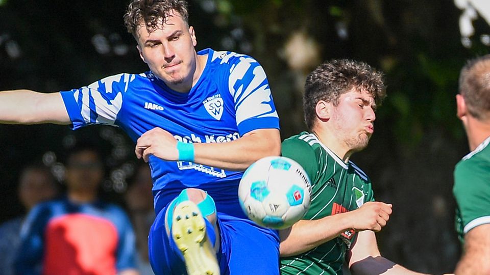  Gegen Weil II behauptet: Niko Rusch (links) brachte die Weiler Reserve mit 2:1 in Führung, doch der FC Hausen, hier mit Florian Greiner, glich noch aus. | Foto: Gerd Gründl 