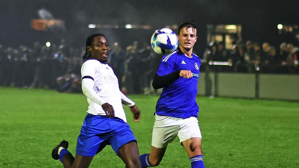 Planeggs Zweite um Carlos Mensah (l.) 0:1 gegen die Wölfe mit Mark Schullerus.