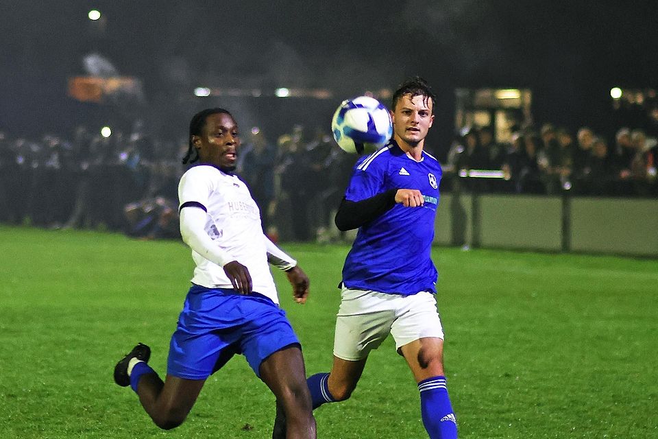 Planeggs Zweite um Carlos Mensah (l.) 0:1 gegen die Wölfe mit Mark Schullerus.