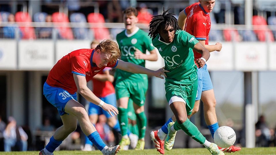 Harsefelds Stürmer Jonathan Bondombe-Simba (rechts) traf per Doppelschlag. D/A II verteidigte mit einem Kantersieg die Tabellenspitze. Foto: Struwe 