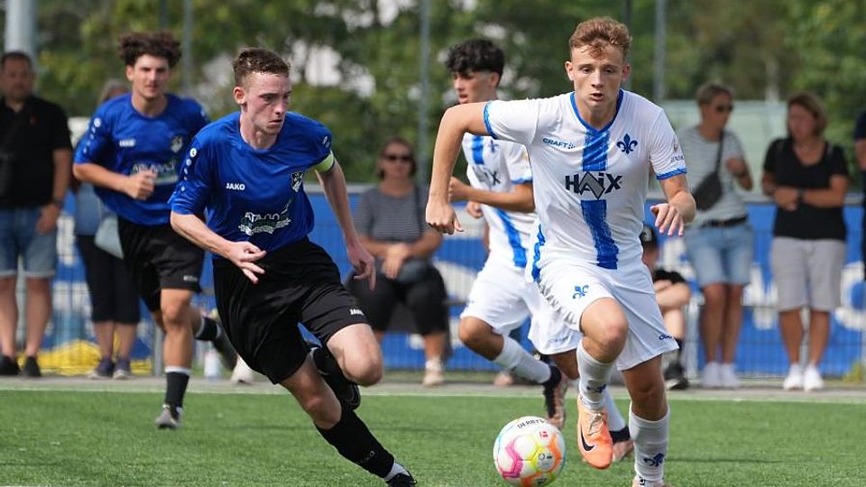 Vorneweg: Darmstadts Henry Held entwischt seinem Gegenspieler vom 1. FC Erlensee. Am Ende hieß es 5:0.	
