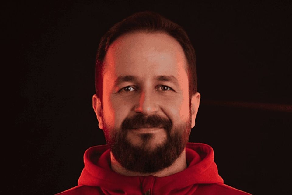 Mikail Öztürk hört auf. Mikail Öztürk hört auf.