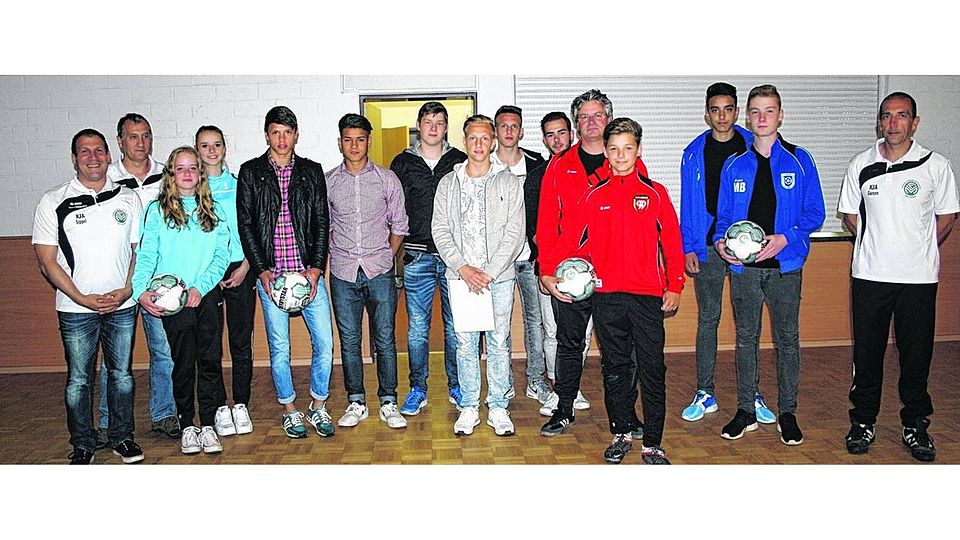 Im Rahmen der Jugendleiterversammlung erhielten die Juniorenkreismeistermannschaften aus dem Fußballkreis Düren Urkunden und Ballspenden. Foto: Dolfus