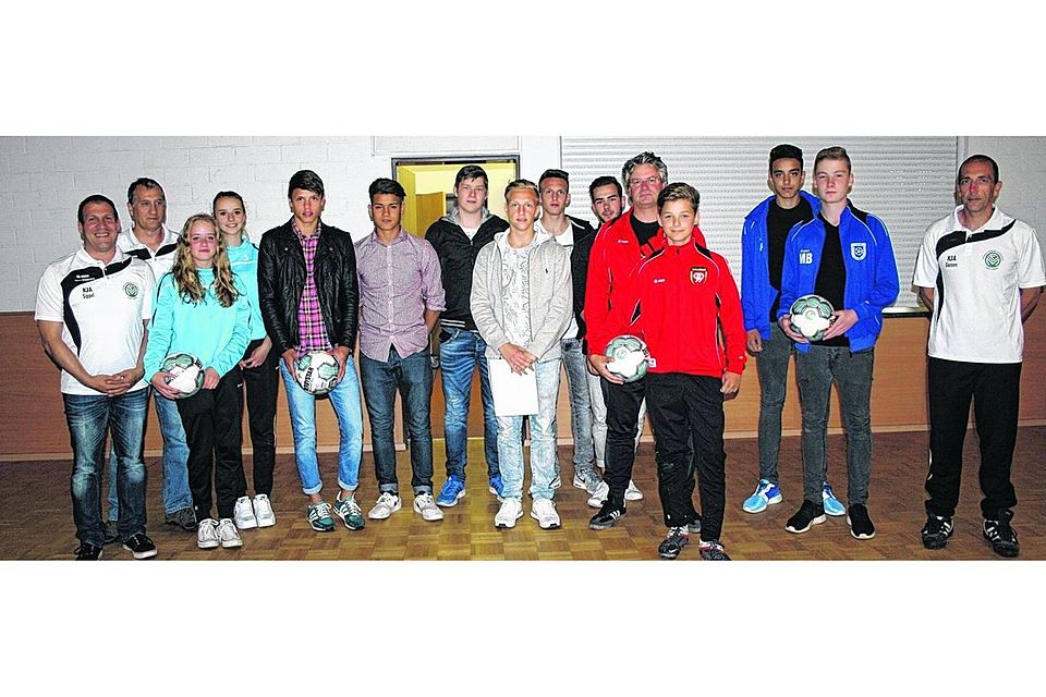 Im Rahmen der Jugendleiterversammlung erhielten die Juniorenkreismeistermannschaften aus dem Fußballkreis Düren Urkunden und Ballspenden. Foto: Dolfus