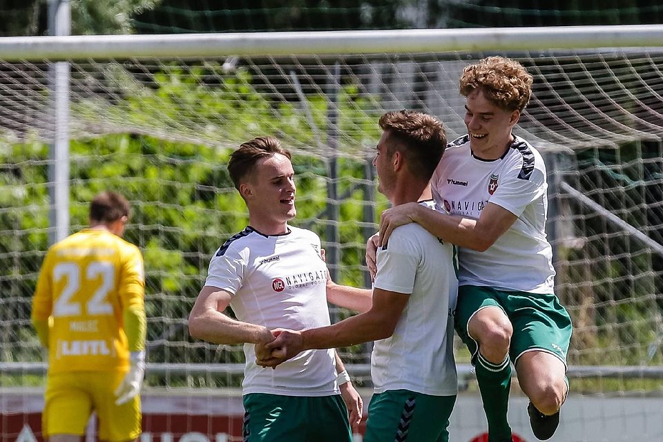 Ausgelassene Freude: Joshua Steindorf (r.) und Leon Roth (l.) feiern Torjäger Raffi Ascher, der alle drei Treffer beim Schwaiger 3:0-Sieg erzielte.
