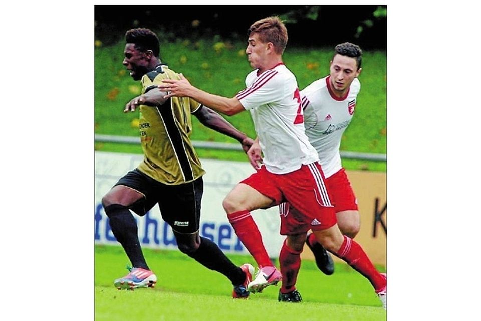 Nicht nur dem Gegner hinterherlaufen wollen Mirko Reuter (rechts) und die SF Troisdorf 05 beim Gastspiel in Brühl. Foto: Wolfgang Henry