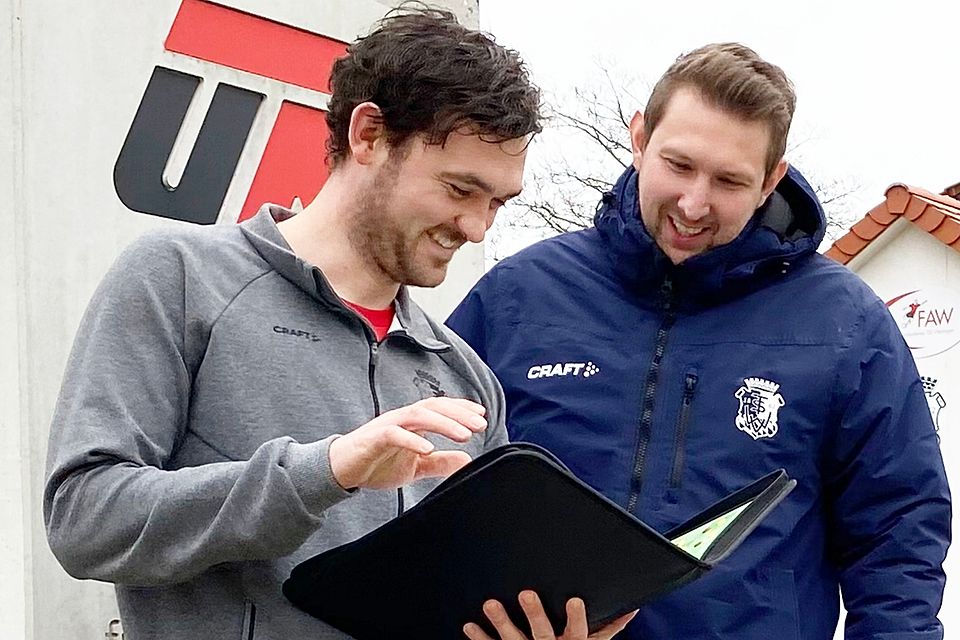 Trainer Daniel Schneider (links) und Sportleiter Roman Artes vom TSV Wertingen beim Abstimmen der richtigen Taktik für den Start in die Frühjahrsrunde der Bezirksliga Nord.