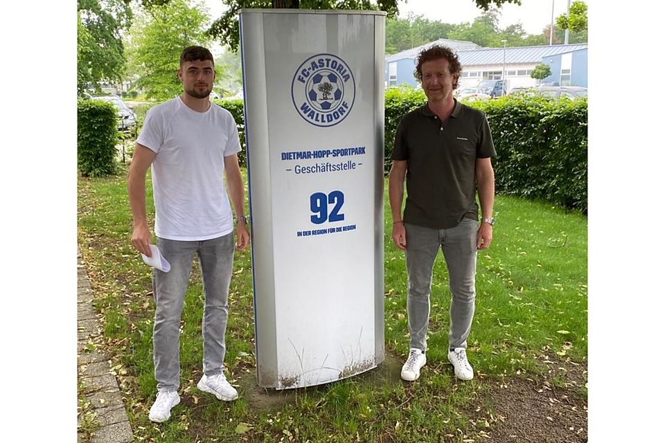 Laurin Stich (l.) und Walldorfs Sportlicher Leiter Frank Fürniß.
