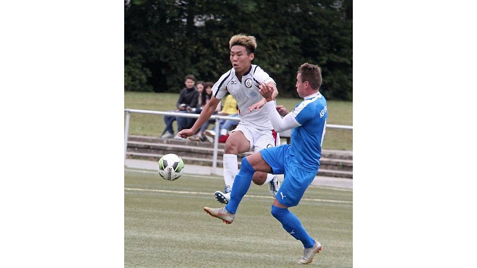 Hat es eilig: Ryusuke Inamura (links) lässt im Sprung den Fußgönheimer Alen Brajkovic stehen.