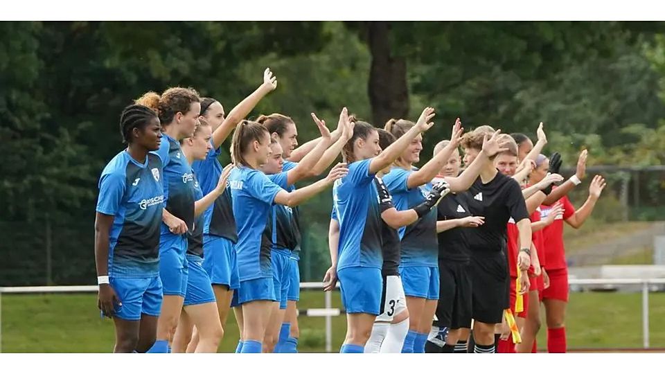 Verabschieden sich: Die Fußballerinnen des FSV Hessen Wetzlar, hier beim Spiel gegen den SC Sand II. Es sollte die letzte Partie in der Regionalliga sein, der FSV verlor mit 0:7. (Archivfoto) © Isabel Althof