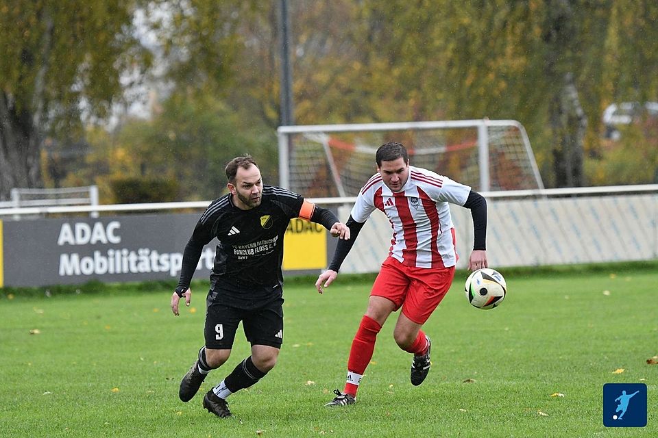 Mit dem zweiten Dreier in Folge gegen die SG Plößberg würde sich Ost-Schlußlicht SpVgg Windischeschenbach (links Kapitän Florian Prantzke) selbst ein vorgezogenes Weihnachtsgeschenk machen, könnte man dadurch - im besten Fall - noch vor der Winterpause mit der SG Püchersreuth auf Relegationsplatz 13 nach Punkten gleichziehen. Mit dem zweiten Dreier in Folge gegen die SG Plößberg würde sich Ost-Schlußlicht SpVgg Windischeschenbach (links Kapitän Florian Prantzke) selbst ein vorgezogenes Weihnachtsgeschenk machen, könnte man dadurch - im besten Fall - noch vor der Winterpause mit der SG Püchersreuth auf Relegationsplatz 13 nach Punkten gleichziehen.