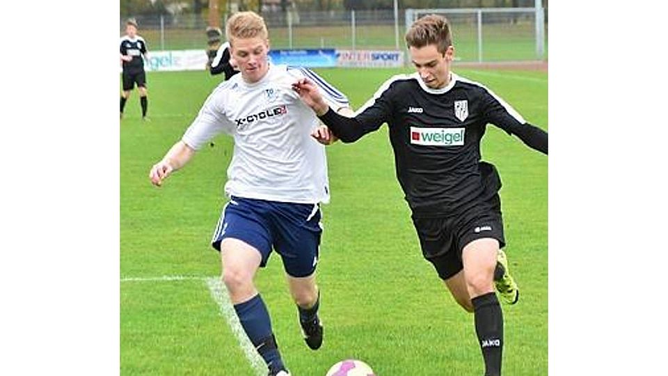 Die U-19 des BV Cloppenburg  (schwarze Trikots) hat ihr Heimspiel gegen Landesliga-Konkurrent SG Emstek/Höltinghausen mit 3:1 gewonnen. Björn Lichtfuß
