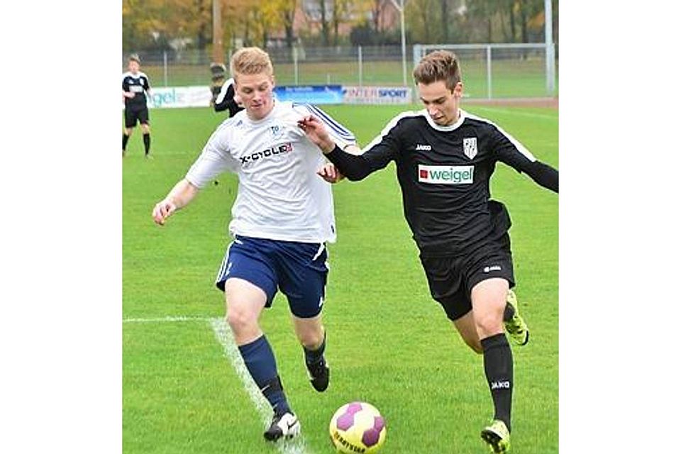 Die U-19 des BV Cloppenburg  (schwarze Trikots) hat ihr Heimspiel gegen Landesliga-Konkurrent SG Emstek/Höltinghausen mit 3:1 gewonnen. Björn Lichtfuß
