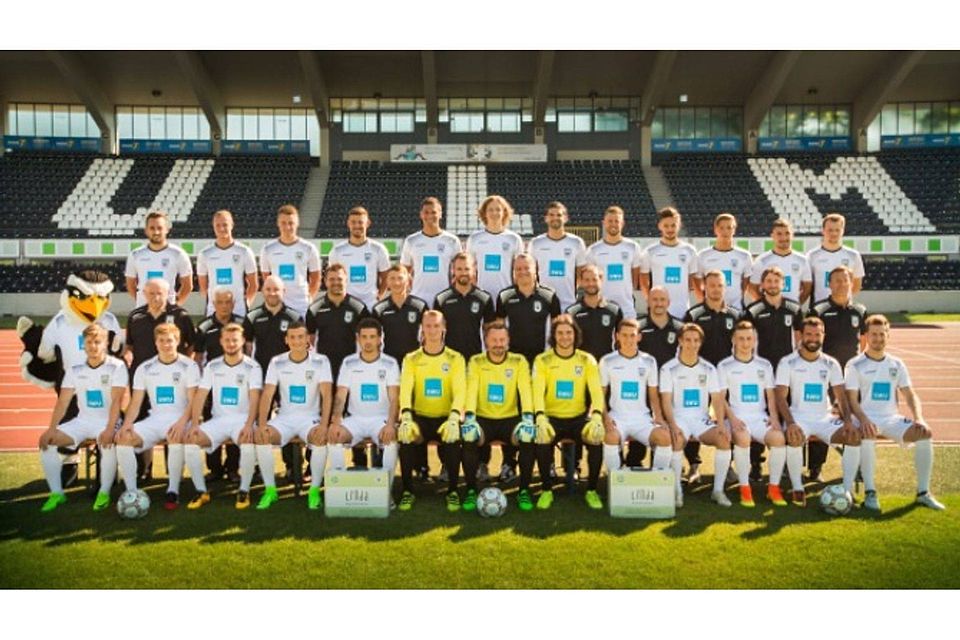 Der SSV Ulm 1846 in der Saison 2017/18. Mannschaftsbild mit 25 Spielern (Tim Göhlert fehlt), zwölf Betreuern und einem Maskottchen. 