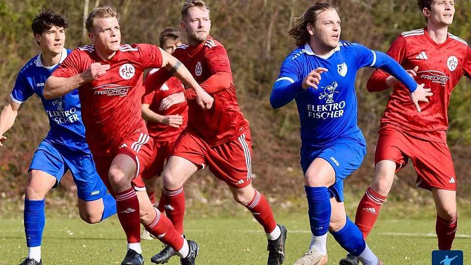 Bislang nichts zu holen: Der 1. FC Lichtenfels (in rot) wartet im Jahr 2026 noch auf die ersten Punkte in der Landesliga Nordwest. Diese sollen nun im Derby gegen den TSV Mönchröden folgen.
