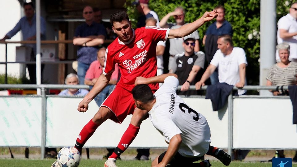 Die Mannschaft des SV Eggingen (hier in roten Trikots im Ligaspiel gegen den FC 08 Bad Säckingen) hofft, über die Relegation den Ligaverbleib sicherzustellen.