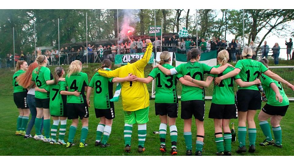  Die Fußballerinnen des SSV Endbach/Günterod entfachen mit dem Sieg gegen Hermannstein und dem Gewinn des Meistertitels ein Feuer der Begeisterung bei ihren Hardcore-Fans. (© Jens Schmidt) 