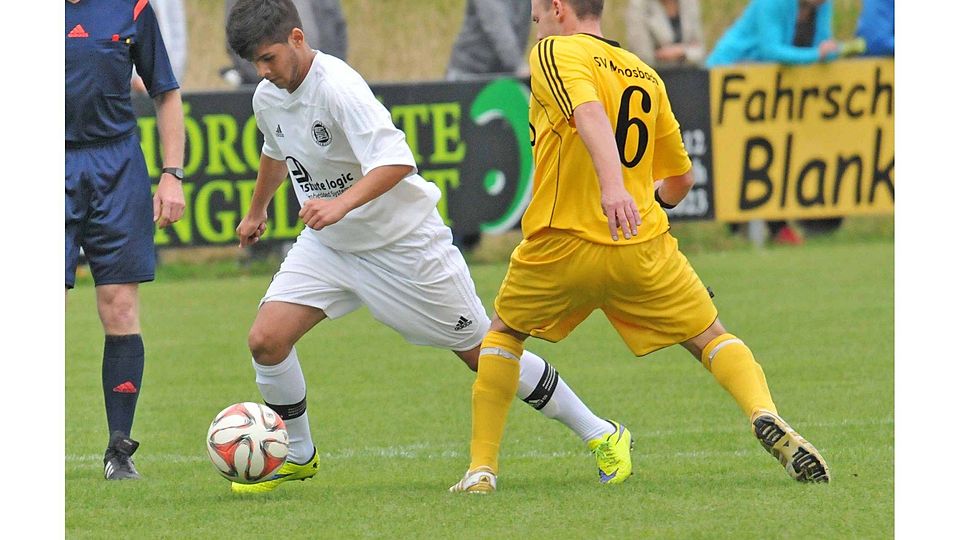 Nichts für schwache Nerven: Die Relegationspartie des SV Moosbach (gelb) gegen den SC 04 Schwabach II. F: Robert Schmitt