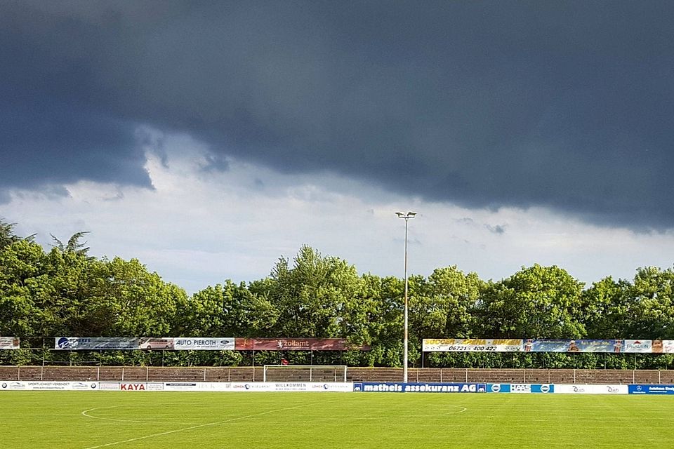 Dunkle Wolken über der Fußball-Oberliga (so wie hier am Binger Hessenhaus): Unter der Annullierung der Runde würde auch die Verbandsliga leiden. 