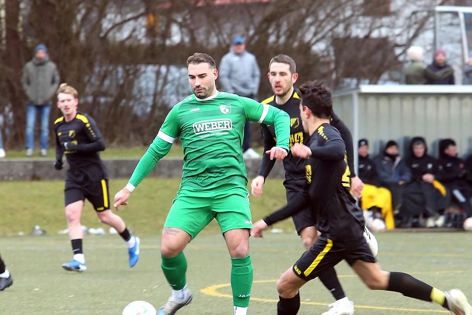 Nach dem 1:0 waren Fabio Ratte (li.) und der BCF Wolfratshausen das dominierende Team im Testspiel gegen Lukas Mannharts Münsinger.