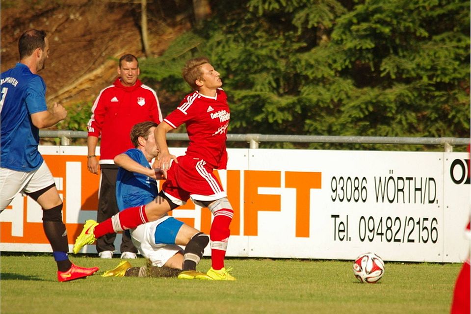 Pfakofen verteidigte gegen Wörth mit Mann und Maus und siegte mit 1:0.  In dieser Szene wurde Lukas Saradeth vor den Augen von TSV-Trainer Walter Luttner zu Fall gebracht.  F: lst