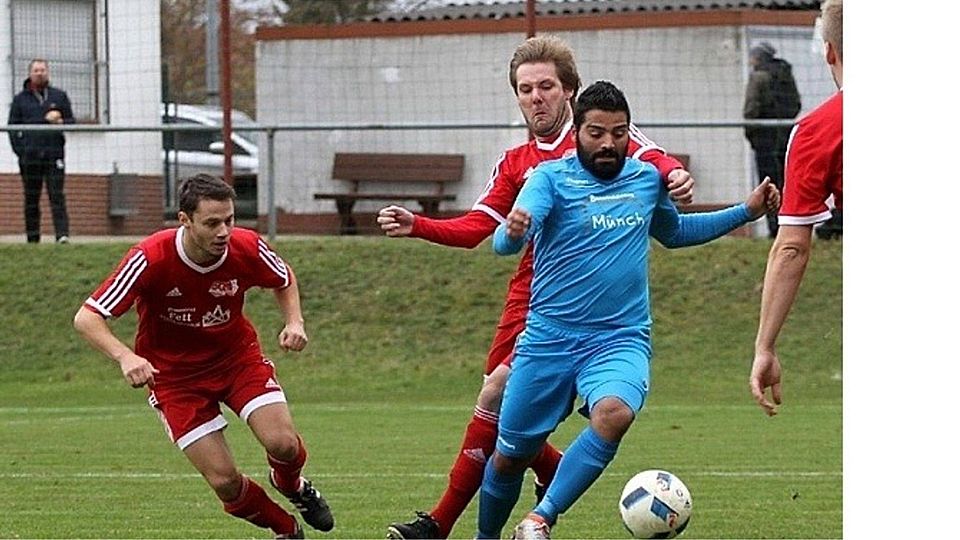 Schoss seine Elf zum ersten Saisondreier: Alsenztals Angreifer Serdar Yildiz (blaues Trikot).   (Archivfoto: Mario Luge)