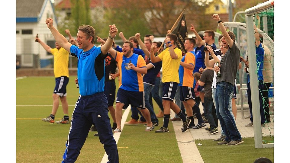 Der Trainer Rainer Wissmann jubelt, TuS Framersheim jubelt. F: Wolff