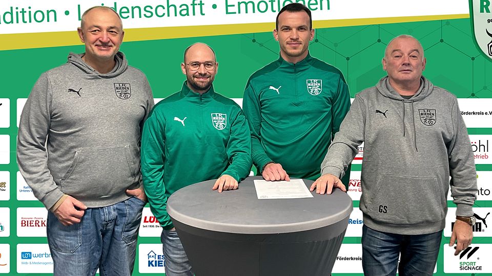 Die Riedener Abteilungsleiter Reinhard Haas (links) und Gerhard Schnabel rahmen den neuen Cheftrainer Albert Sejdiu (2.v.r.) und Co-Trainer Benjamin Kruppa ein.
