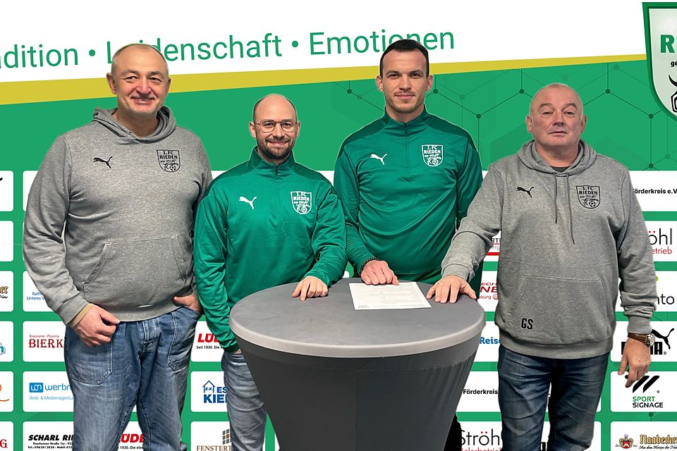 Die Riedener Abteilungsleiter Reinhard Haas (links) und Gerhard Schnabel rahmen den neuen Cheftrainer Albert Sejdiu (2.v.r.) und Co-Trainer Benjamin Kruppa ein.