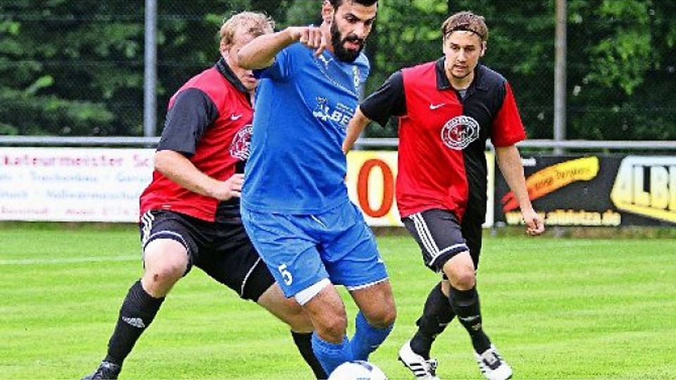 Nach der Rückkehr vom  Sommer nun der erneute Ausstieg: Nektarios Malamidis (Mitte) wechselt  wohl ein zweites Mal zu Türkspor in die Stuttgarter ­Bezirksliga. Yavuz Dural