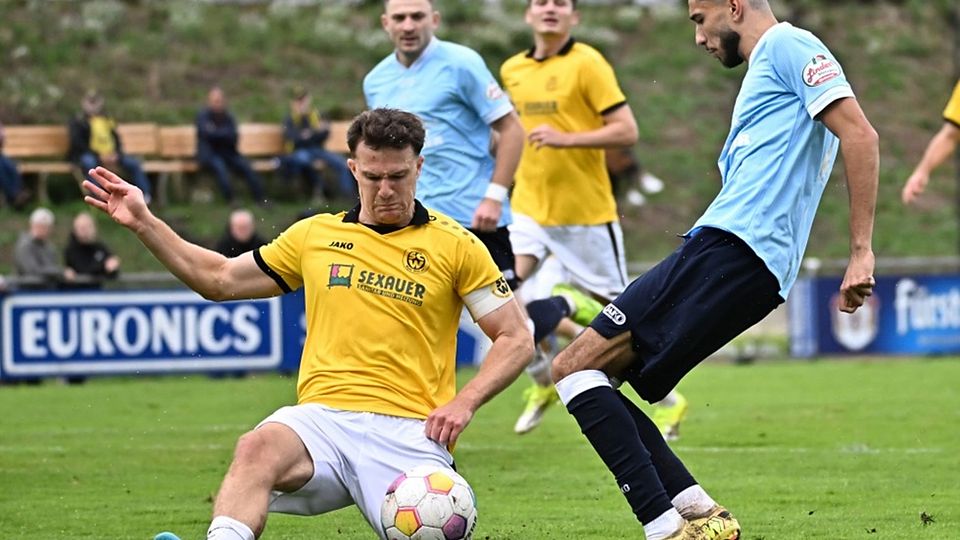 Der Wyhler Kapitän Philipp Hohwieler stoppt den Denzlinger Angreifer Mehmet Kaya. 