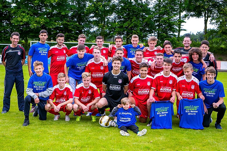So sieht eine Mannschaft aus, die eigentlich gar nicht mit dem Aufsteig gerechnet und es doch geschafft hat. Die B-Junioren des FC Königsbrunn spielen in der kommenden Saison in der Landesliga.
