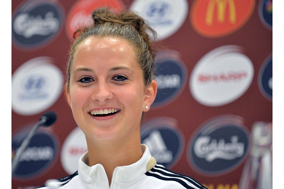 Die Ebermannsdorferin Sara Däbritz hat gut Lachen: Sie gehört zum DFB-Kader, der am 8. april in Fürth gegen Brasilien testet. Foto: dpa