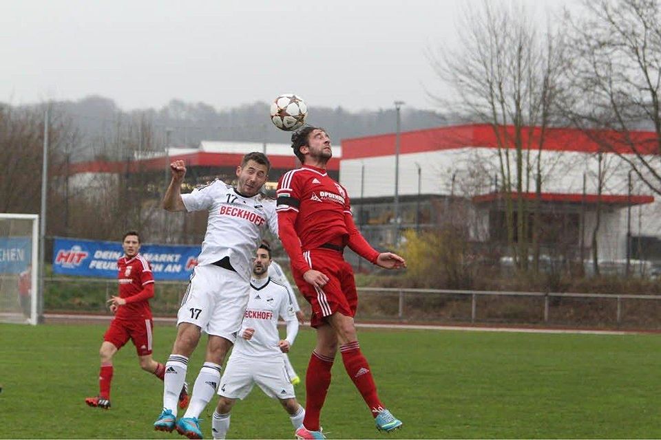 Hält dem FC Hennef 05 auch im achten Jahr die Treue: Denis Wegner (rechts)., Foto: Bröhl