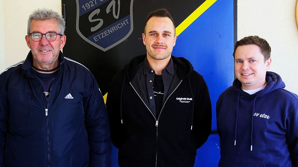 Beim SV Etzenricht II rückt Luca Wittmann (Mitte) ab Sommer an die Seite des bisherigen Trainers Klaus Moucha (rechts). Abteilungsleiter Manfred Herrmann (links) stellt das Tandem und deren Pläne vor.