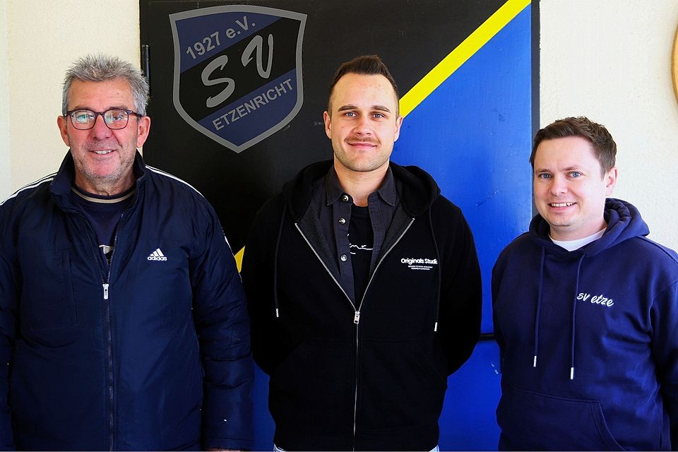 Beim SV Etzenricht II rückt Luca Wittmann (Mitte) ab Sommer an die Seite des bisherigen Trainers Klaus Moucha (rechts). Abteilungsleiter Manfred Herrmann (links) stellt das Tandem und deren Pläne vor. Beim SV Etzenricht II rückt Luca Wittmann (Mitte) ab Sommer an die Seite des bisherigen Trainers Klaus Moucha (rechts). Abteilungsleiter Manfred Herrmann (links) stellt das Tandem und deren Pläne vor.