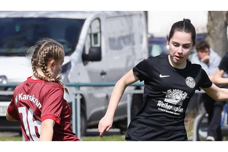 Einen Zähler für den Klassenerhalt holte Freising United um Sophia Färber (r.).